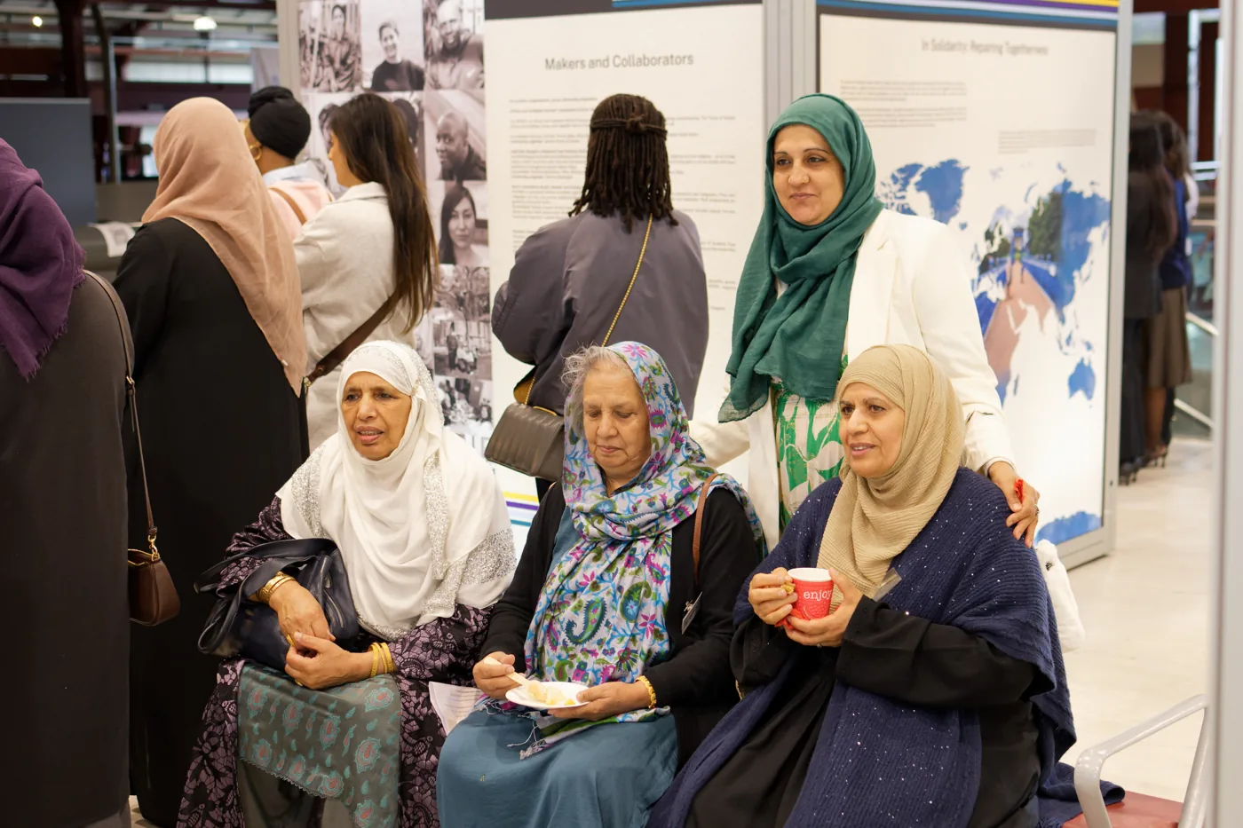 د امپراتورۍ نښې نندارتون د تختو ترڅنګ د ټولنې غړي